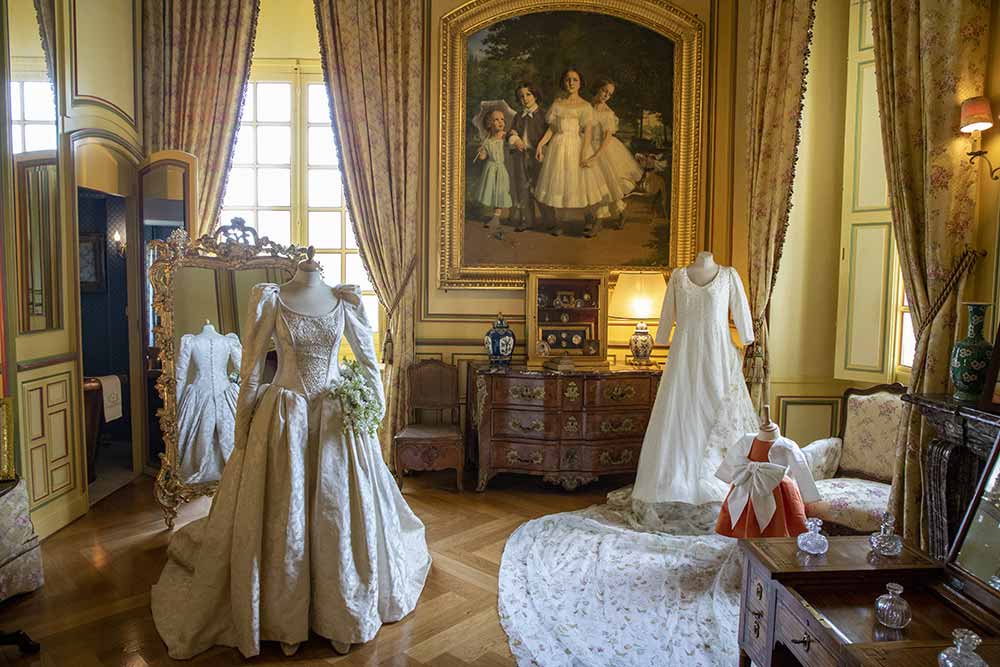  Dans cette pièce, la robe de mariée de la marquise de Vibraye et celle de sa fille.