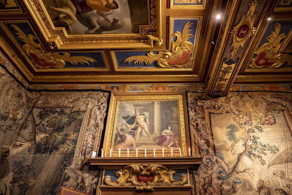 Décoration de la chambre du Roi avec son plafond à caissons (scènes de l’histoire de Persée et Andromède) et les lambris (support de l’histoire de Théagène et Chariclée).