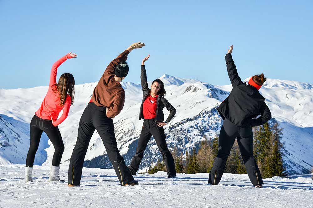 La formule « montagne et bien-être » comprend deux séances de yoga, un massage et trois sorties en raquettes à neige.