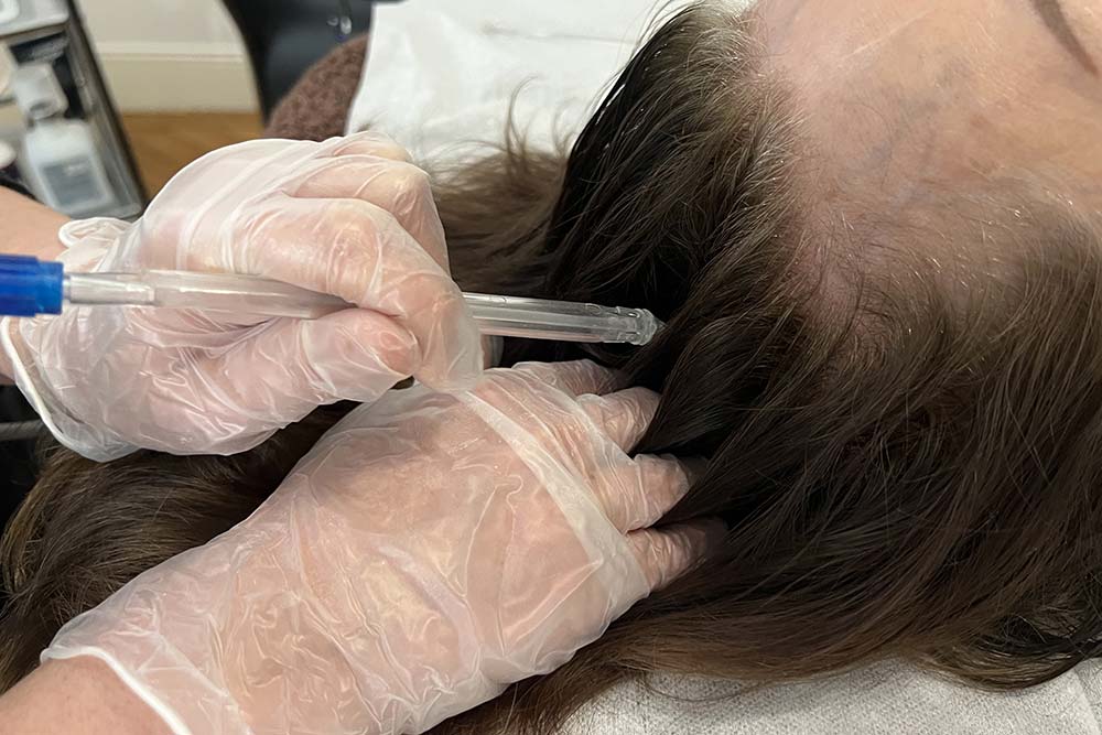 Application en utilisant les doigts pour séparer les cheveux.