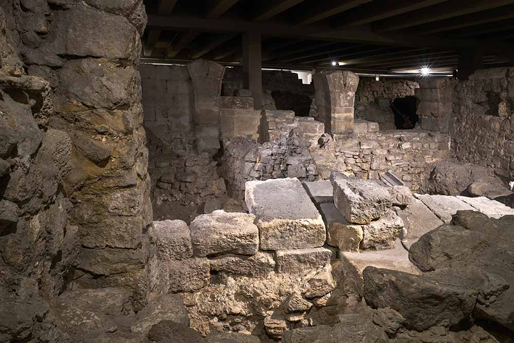 Seine - Vestiges de murailles dans la Crypte Archéologique ©Musée Carnavalet