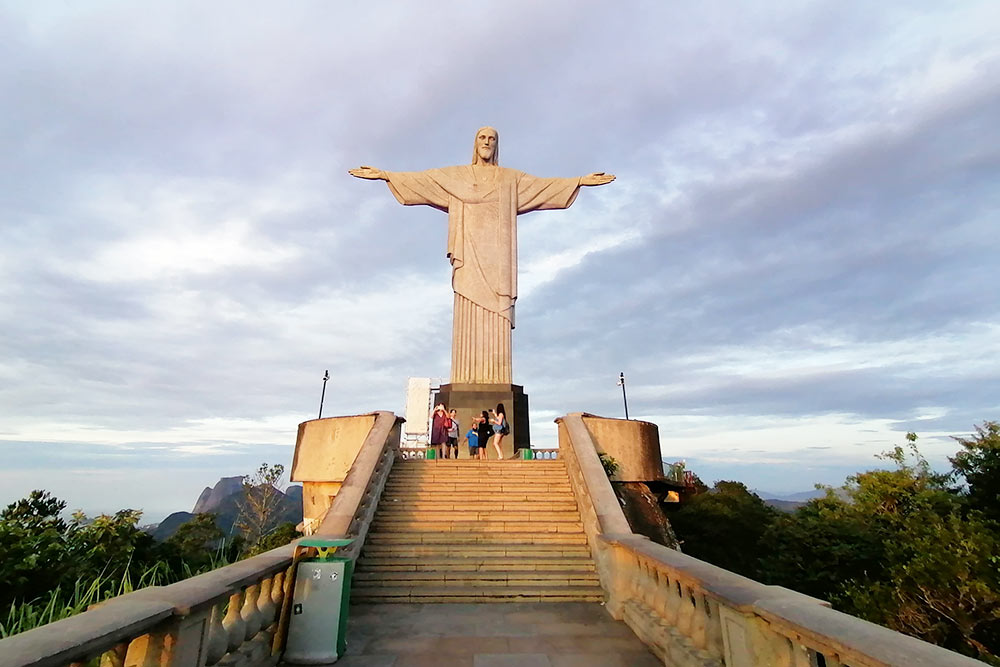 Rio de Janeiro - Le Cristo Redentor veille sur la ville et la baie.