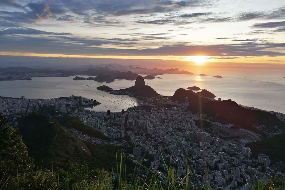 Depuis le Corcovado, assister au lever du soleil sur la baie de Rio de Janeiro.