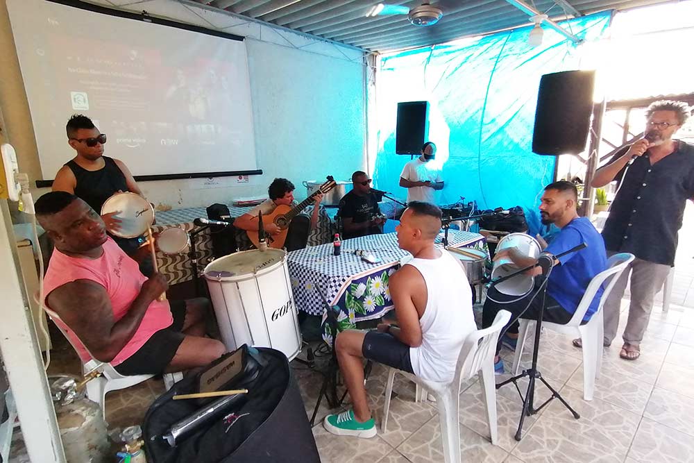 Dans le quartier de Madureira, sous un simple auvent, un concert improvisé mais d’une incroyable qualité. Un pur moment de grâce.