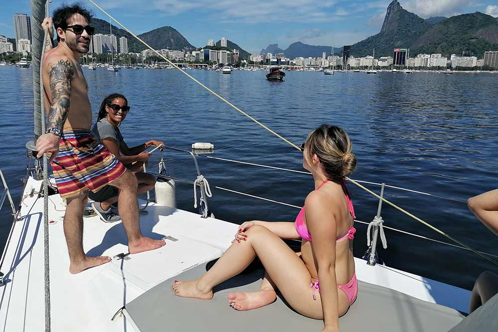 Au ras de l’eau, sur un beau voilier dans la baie de Rio de Janeiro.