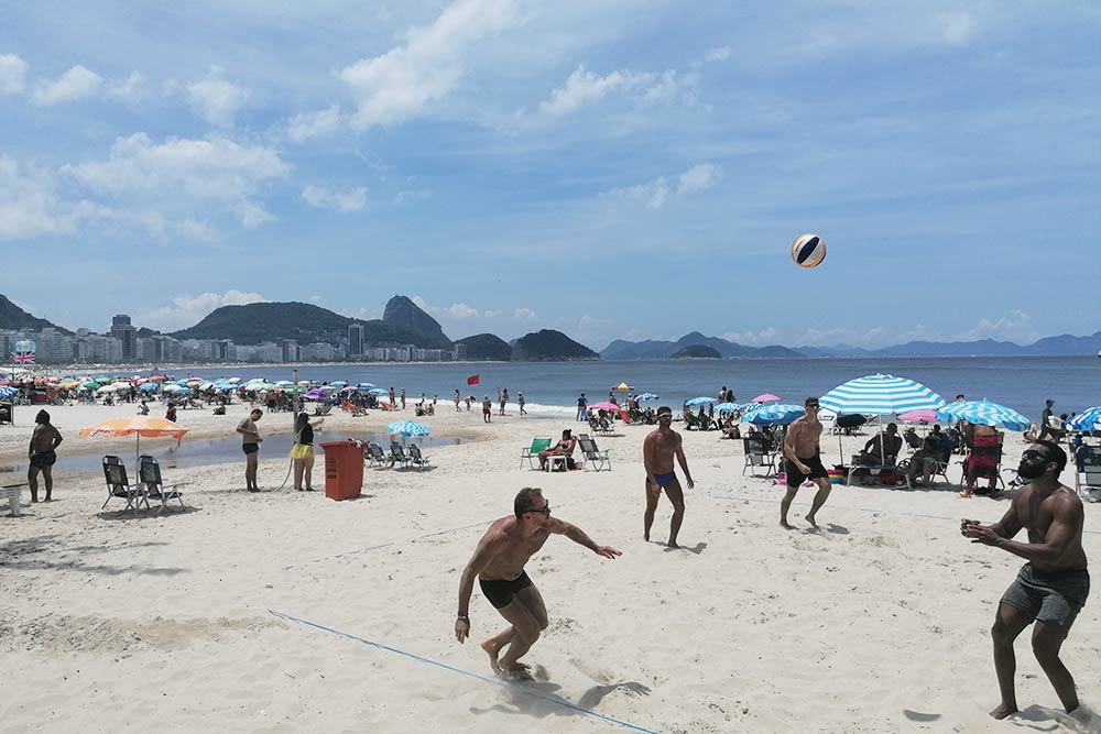Des kilomètres de plages, avec jeux et bars, ceinturent Rio de Janeiro.