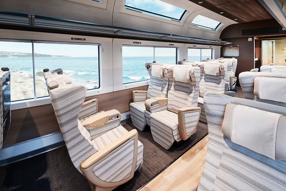 Saphir Odoriko Train De Luxe Japonais Qui Longue Le Pacifique