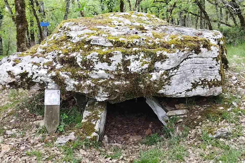 Un dolmen bien conservé vieux de plusieurs milliers d’années.