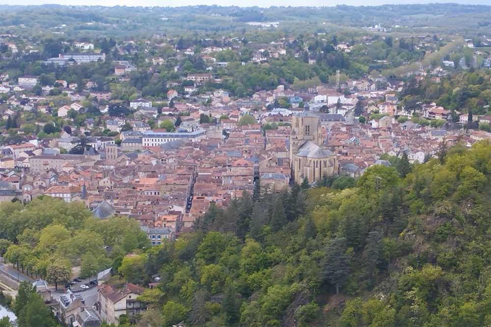 Vue aérienne de la bastide de Villefranche-de-Rouergue dominée par sa collégiale. A gauche, l’Aveyron.