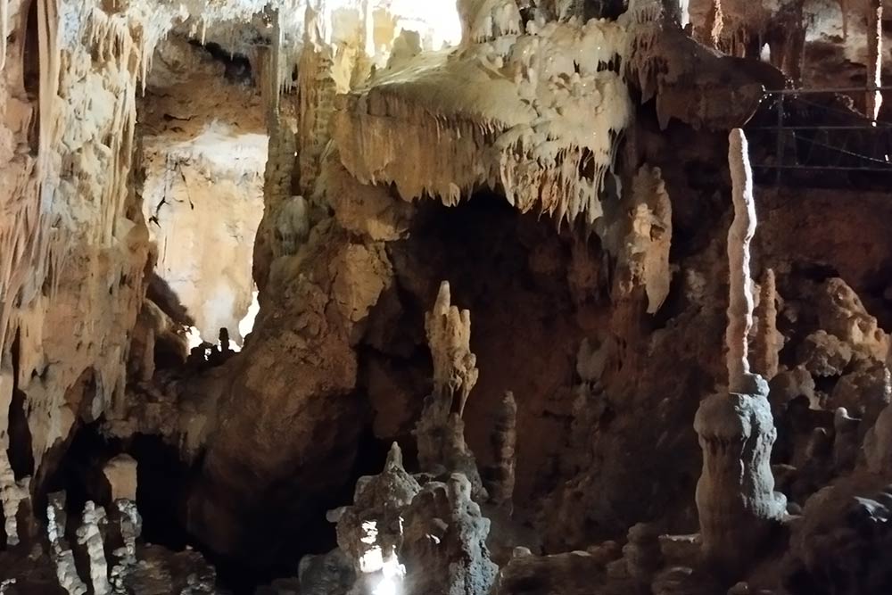 Une vue des merveilles de la grotte de Foissac.