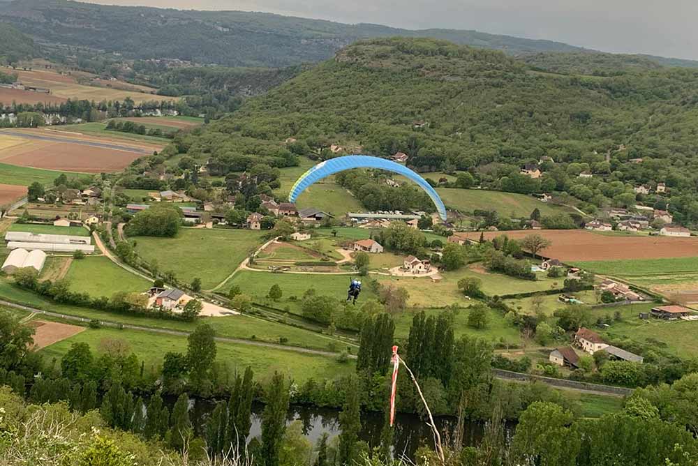 Villeneuve-d’Aveyron - La descente en parapente vers les rives du Lot.