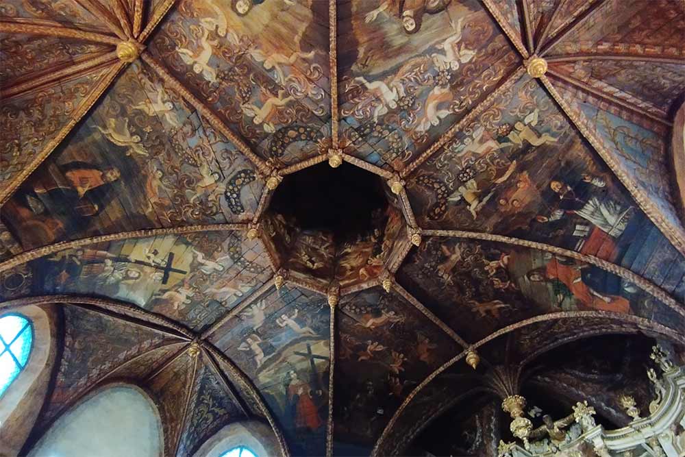 Villefranche-de-Rouergue - Le plafond peint. La voûte en bois fait référence au culte de la Croix.