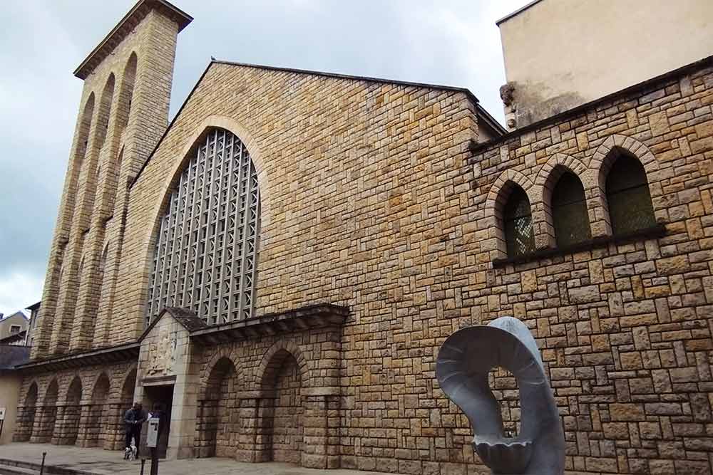 Villefranche-de-Rouergue - La chapelle Sainte-Emilie-de- Rodat de style néo-classique édifiée dans les années 1950. Elle abrite la dépouille de la sainte.
