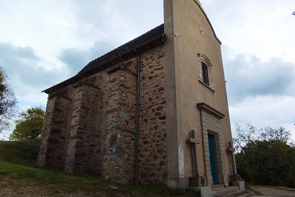 La chapelle du Saint-Sépulcre domine Villefranche-de-Rourgue. Détruite lors de la Révolution, elle a été soigneusement reconstruite à la Restauration.