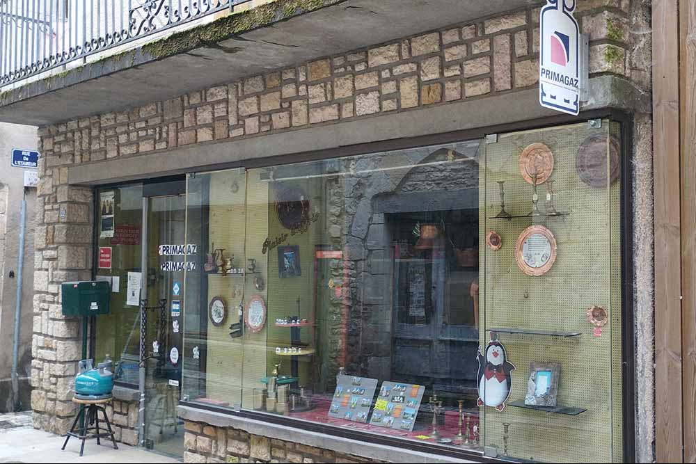 Villeneuve-d’Aveyron - Un magasin moderne… tout droit issu des années 60.