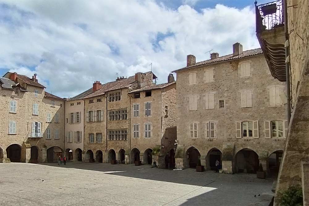 Villefranche-de-Rouergue - La maison Dardenne place Notre-Dame, côté Arcades du Consulat, est reconnaissable à ses fenêtres à meneaux.