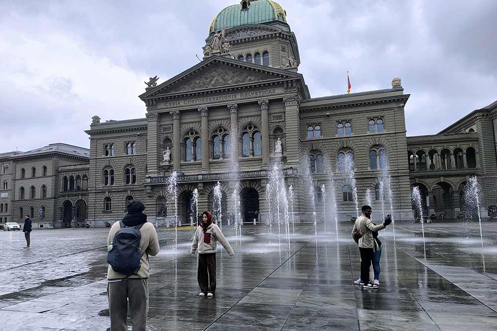 Berne - L’imposant Palais fédéral et ses 26 jets d’eau, qui symbolisent les 26 cantons suisses.