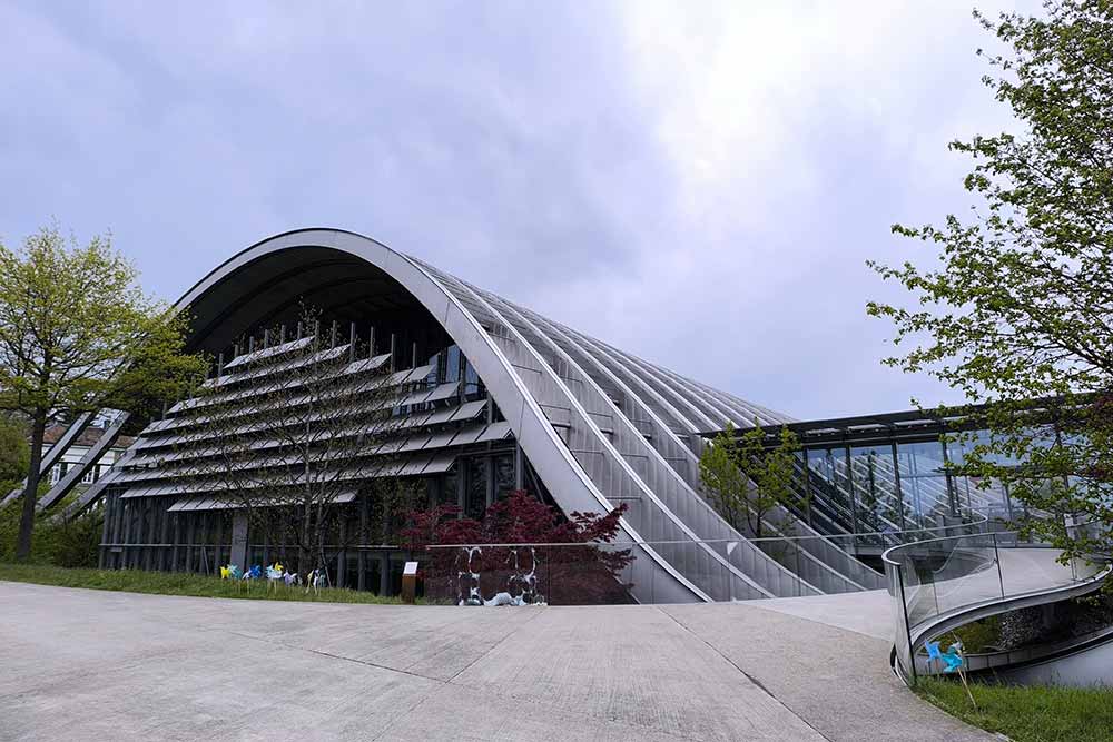 Berne - Trois bâtiments en forme de vagues, dessinés par Renzo Piano.