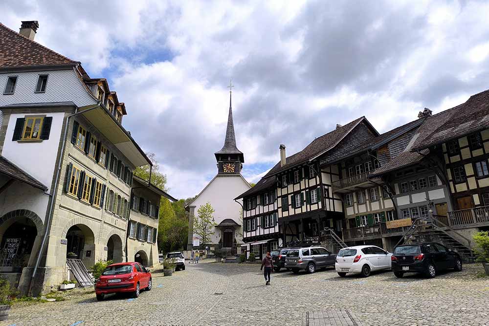 Le charmant village de Laupen, au pied d’un château médiéval.