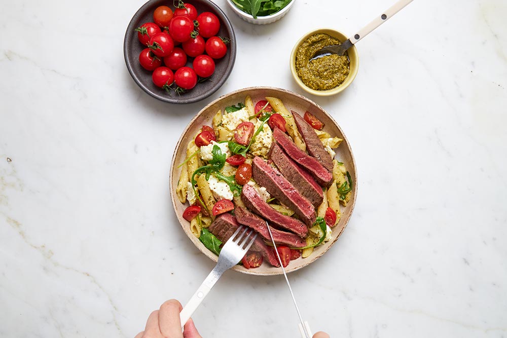 Bifteck avec une salade de pâtes à l'Italienne