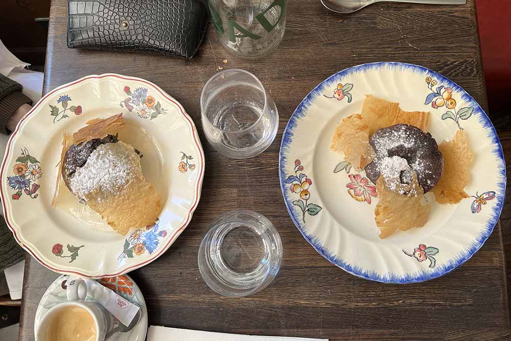 Un savoureux moelleux au chocolat en dessert pour nous deux.