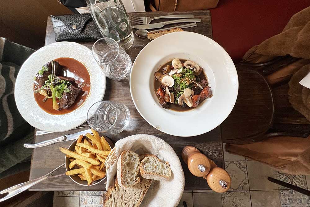 Un onglet bien cuit pour Marie-Jo et de la joue de boeuf pour moi.