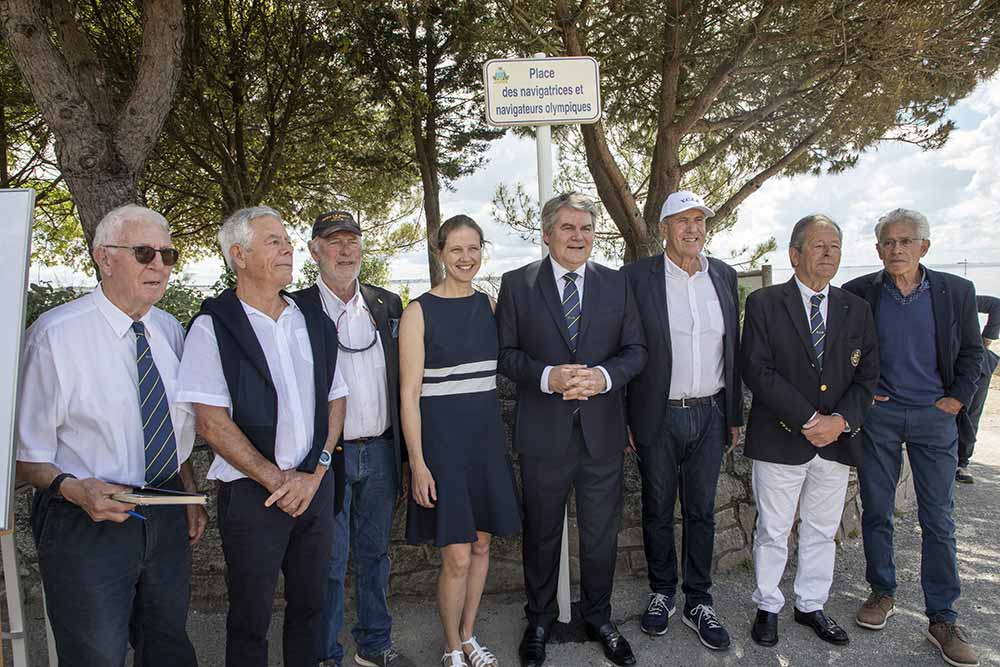 Les six champions posent auprès du maire et du président du yacht-Club de La Baule.