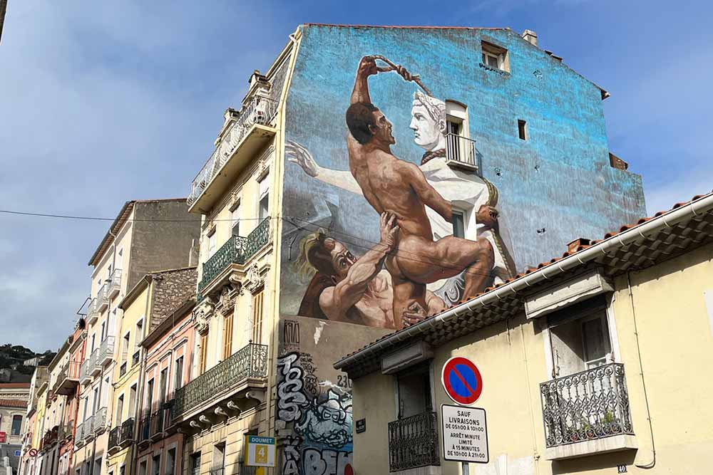 Oeuvre de street art dans une rue de Sète