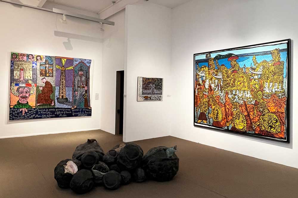Salle du musée Paul Valéry avec des oeuvres de Robert Combas (Le contournement de Sète par Hannibal), Hervé et Richard Di Rosa (à gauche, Premier Amour)