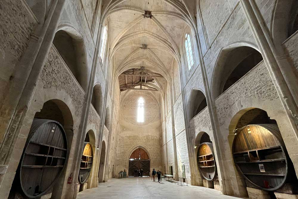 L'intérieur de l’église abbatiale devenue chai(abbaye de Valmagne)