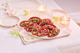 8 mini tacos Pour les toqués de tacos, Picard développe son offre apéro végan avec cette recette originale Nutri-Score A composée de houmous de fève de soja, de pickles de chou rouge et framboise.