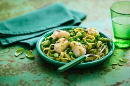 Couleurs estivales - Dos de merlu à la sauce chimichurri, fettuccine et légumes verts