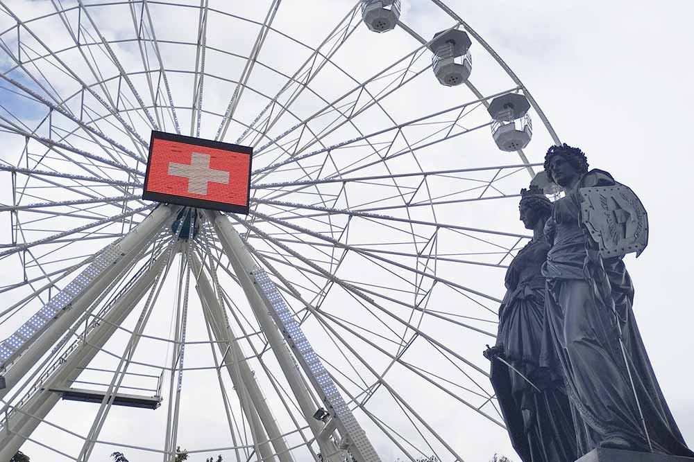 Genève - La grande-roue et, en premier plan, le Monument national célébrant l’entrée de la République de Genève dans la Confédération helvétique en 1814.