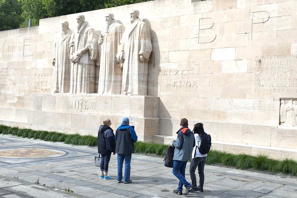 Genève - Le mur des Réformateurs édifié en à la gloire des pères du calvinisme édifié entre 1909 et 1917. Il porte la devise de la ville « Post tenebras lux ».