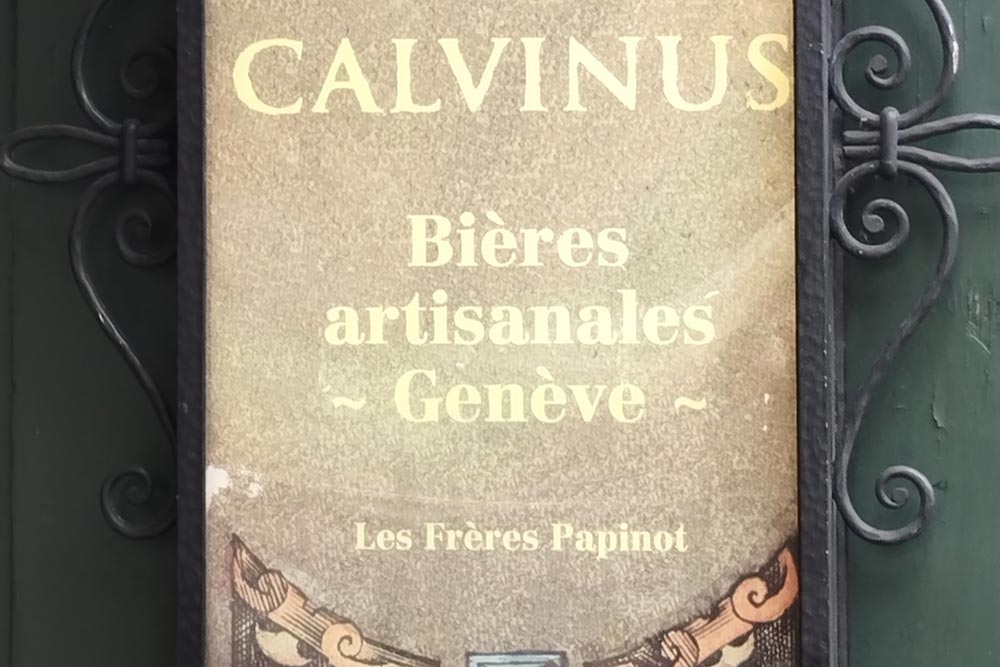 Le nom de Jean Calvin, le fondateur du calvinisme version particulièrement rigoureuse du protestantisme a été donné à une bière : la Calvinus.