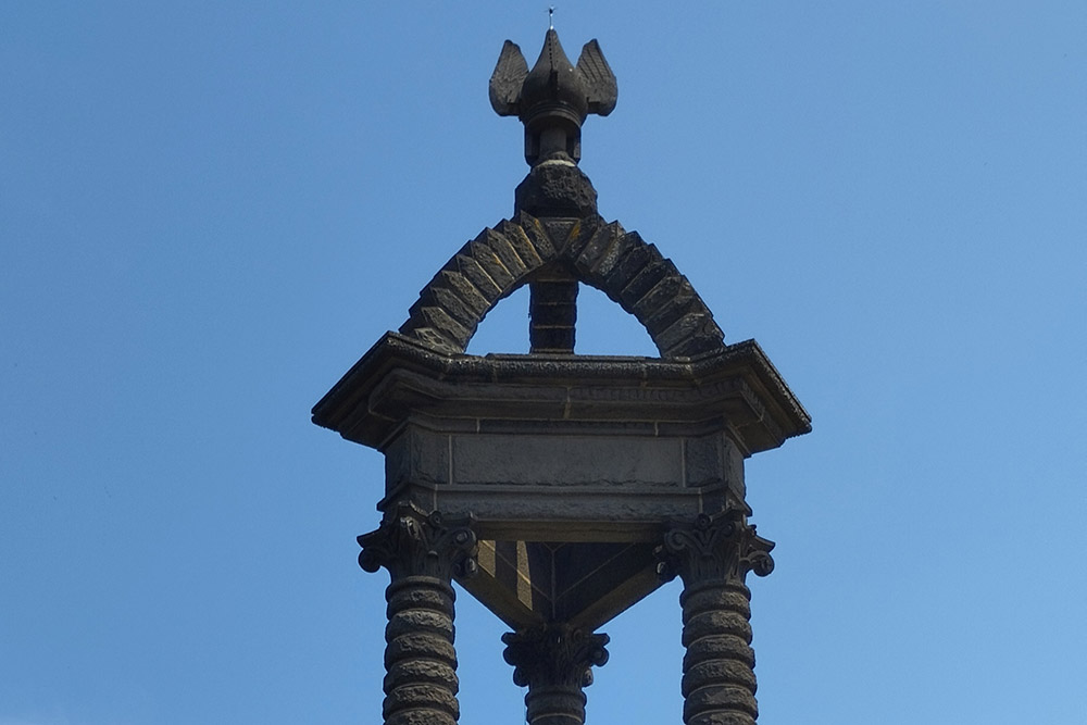 Gergovie - Le monument édifié en 1900 à la gloire de Vercingétorix.