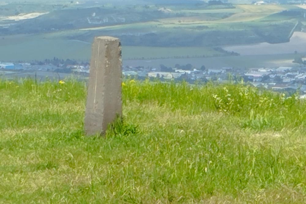 Le monument offert par les habitants de Merdogne pour commémorer la venue de l’empereur le 9 juillet 1862 et le remercier d’avoir changé le nom de leur cité pour Gergovie en 1865.