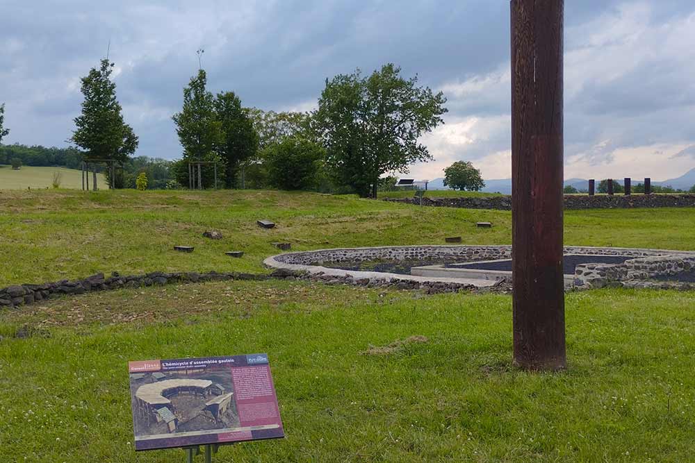 En prenant appui sur les aménagements paysagers, Marion Chastaing, médiatrice au Musée de Gergovie, a permis d’imaginer l’organisation, la vie quotidienne et l’activité du centre monumental et ses quartiers adjacents de Corent, il y a 2000 ans.