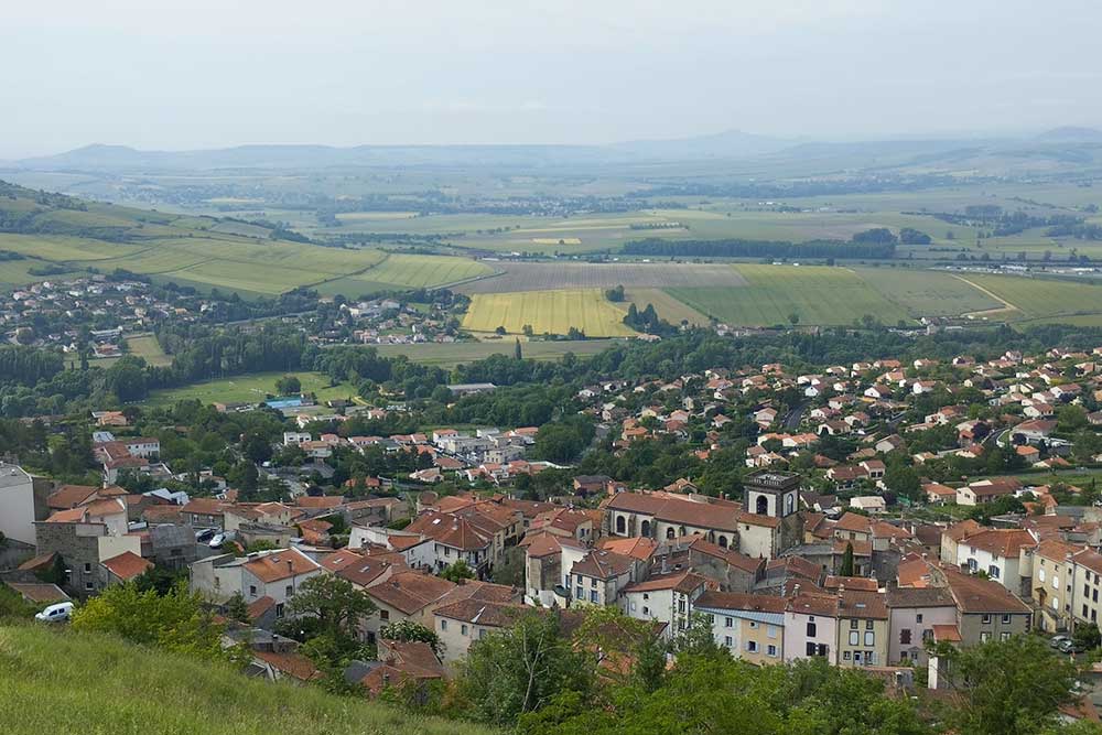 Gergovie - L’ancien couvent domine le village de Verye-Monton.