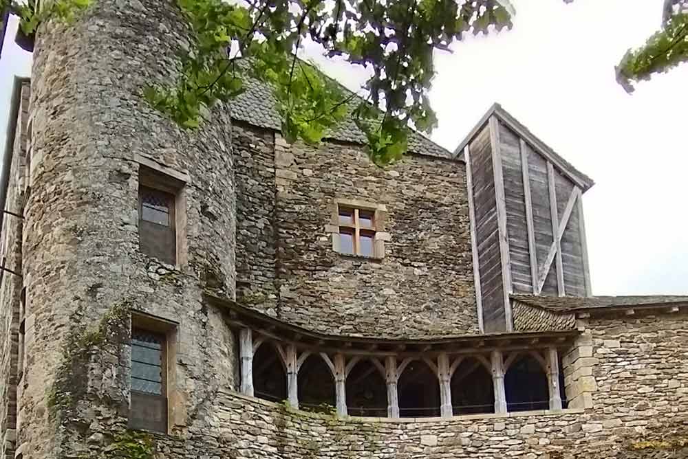 Située en plein cœur du bourg castral, la maison du gouverneur a abrité de riches marchands du XIIIe au XVe siècles. Elle a été entièrement rénovée entre 2017 et 2019.