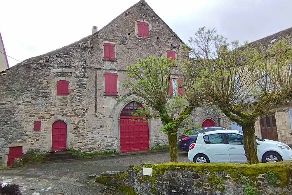 Il ne reste de la chapelle Saint-Barthélémy que cette grande porte aux volets rouges.