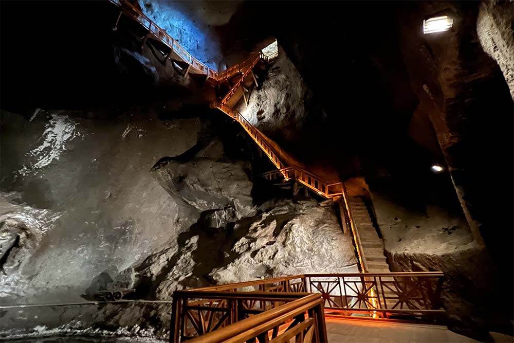 Wieliczka - des escaliers impressionnants pour visiter la mine.