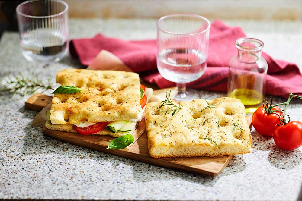 2 focaccias au romarin Pour ensoleiller un déjeuner sur le pouce, pour l’apéro ou pour accompagner un repas, ces pains au romarin fabriqués en Italie, sont faciles à garnir pour toutes les occasions !