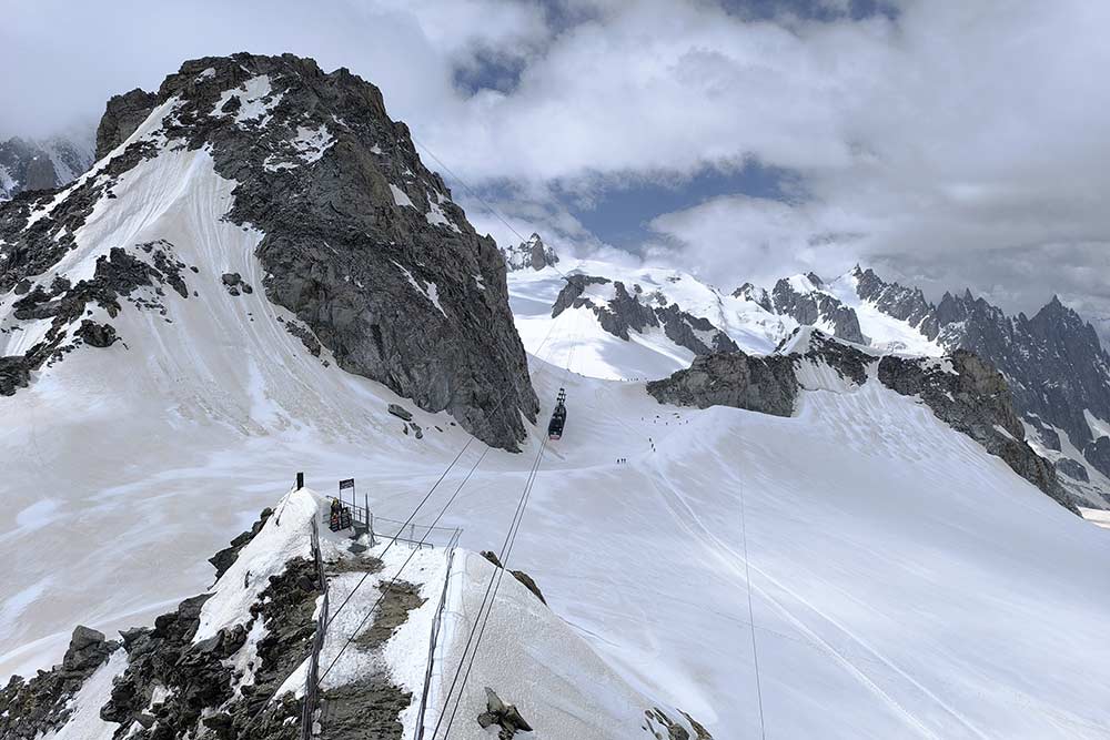 Aoste - Un autre téléphérique, bien plus modeste celui-ci, relie la pointe Hellbronner en Italie, à l’Aiguille du Midi, en France.