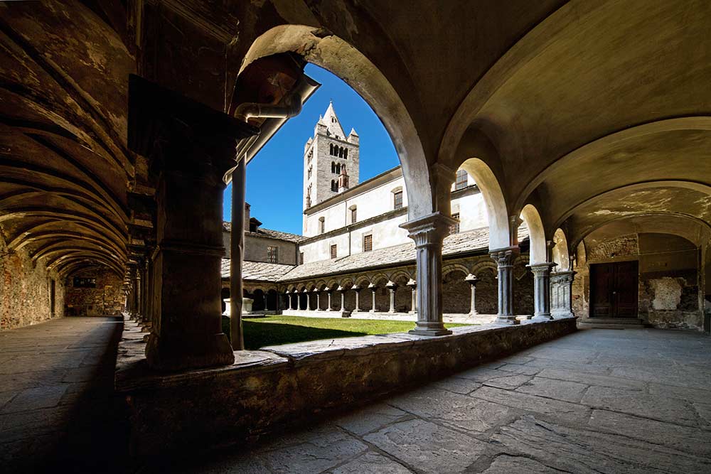 Le cloître de l’église collégiale Saint-Ours, avec ses dizaines de colonnes de marbre. 