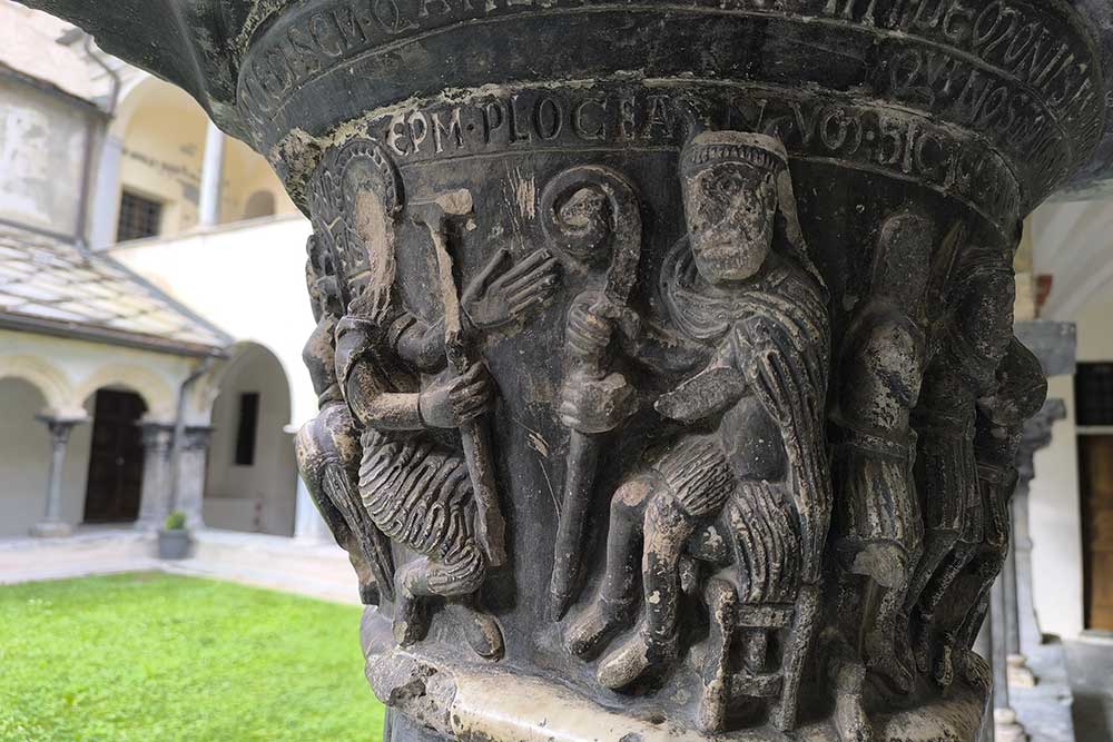 Chacune des colonnes du cloître est orné de sculptures.