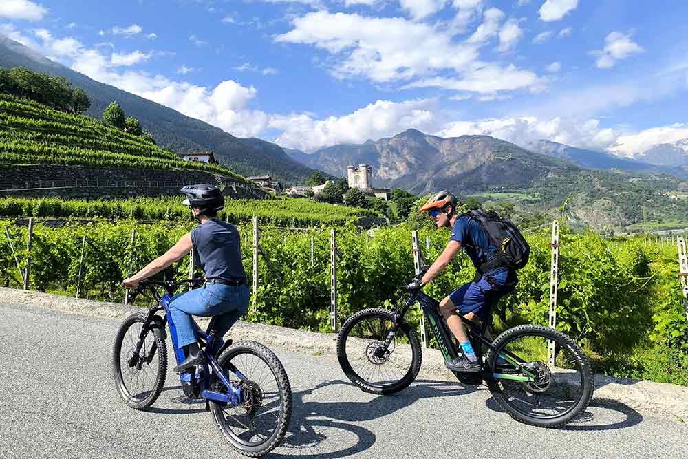 Sur de petites routes tranquilles, découvrir les vignobles et vergers qui entourent Aoste.