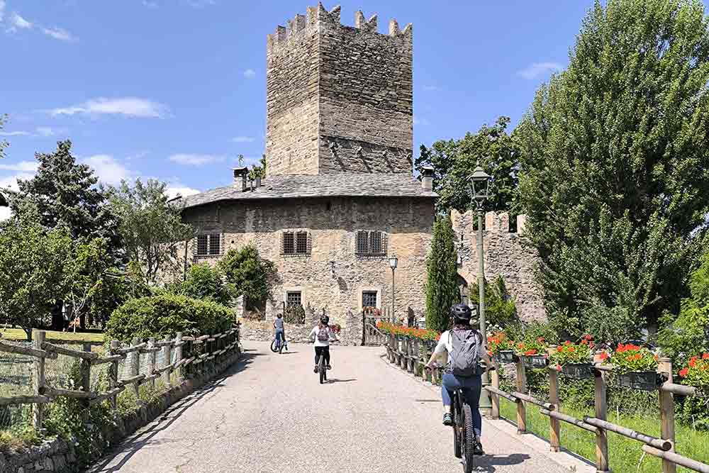 Aoste - Pas un village sans une belle église, un vieux pont de pierre ou un château.