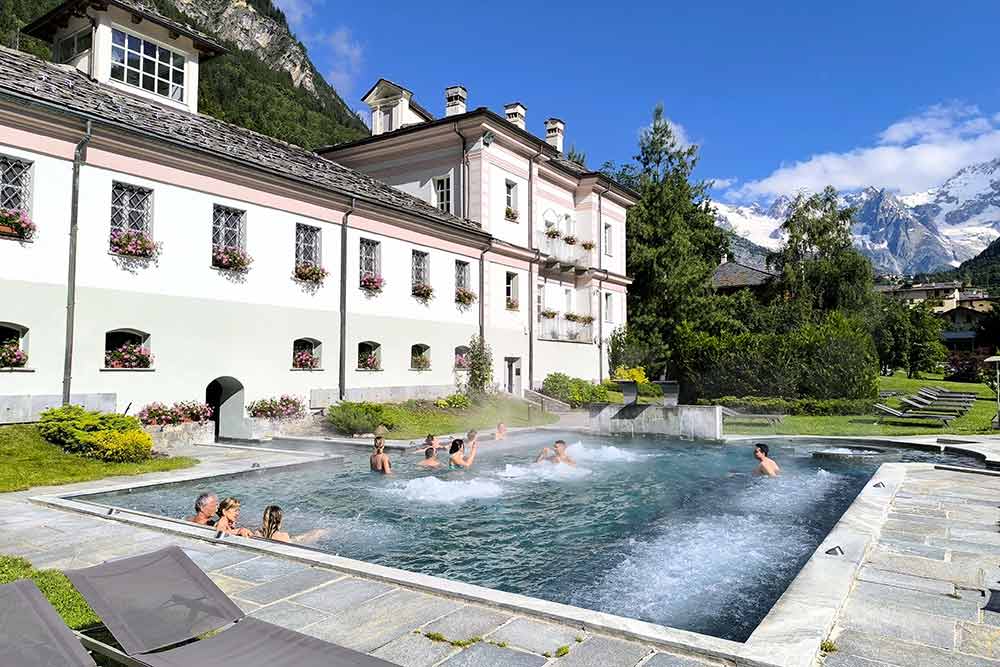 Se prélasser dans un jacuzzi, face au Mont-Blanc, dans l’agréable parc des Thermes de Pré Saint-Didier, non loin de Courmayeur.