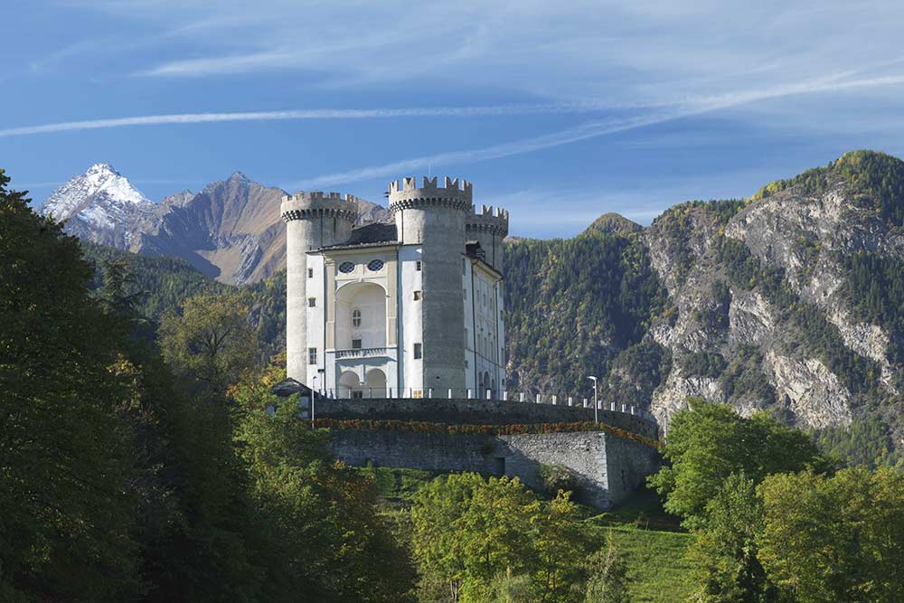 Aoste - L’étonnant château d’Aymavilles, avec ses imposantes tours rondes. restauré de fond en comble, il est ouvert à la visite depuis 2022 seulement.